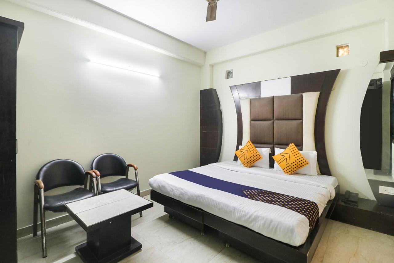 Spot On Hotel Grace Near Star Mall Гургаон Экстерьер фото