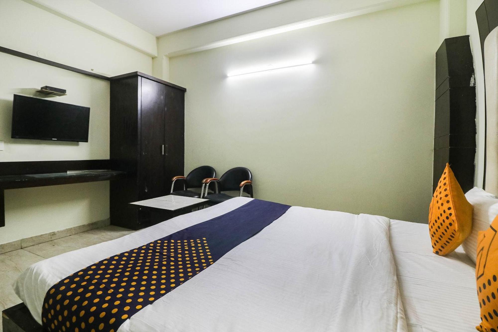 Spot On Hotel Grace Near Star Mall Гургаон Экстерьер фото