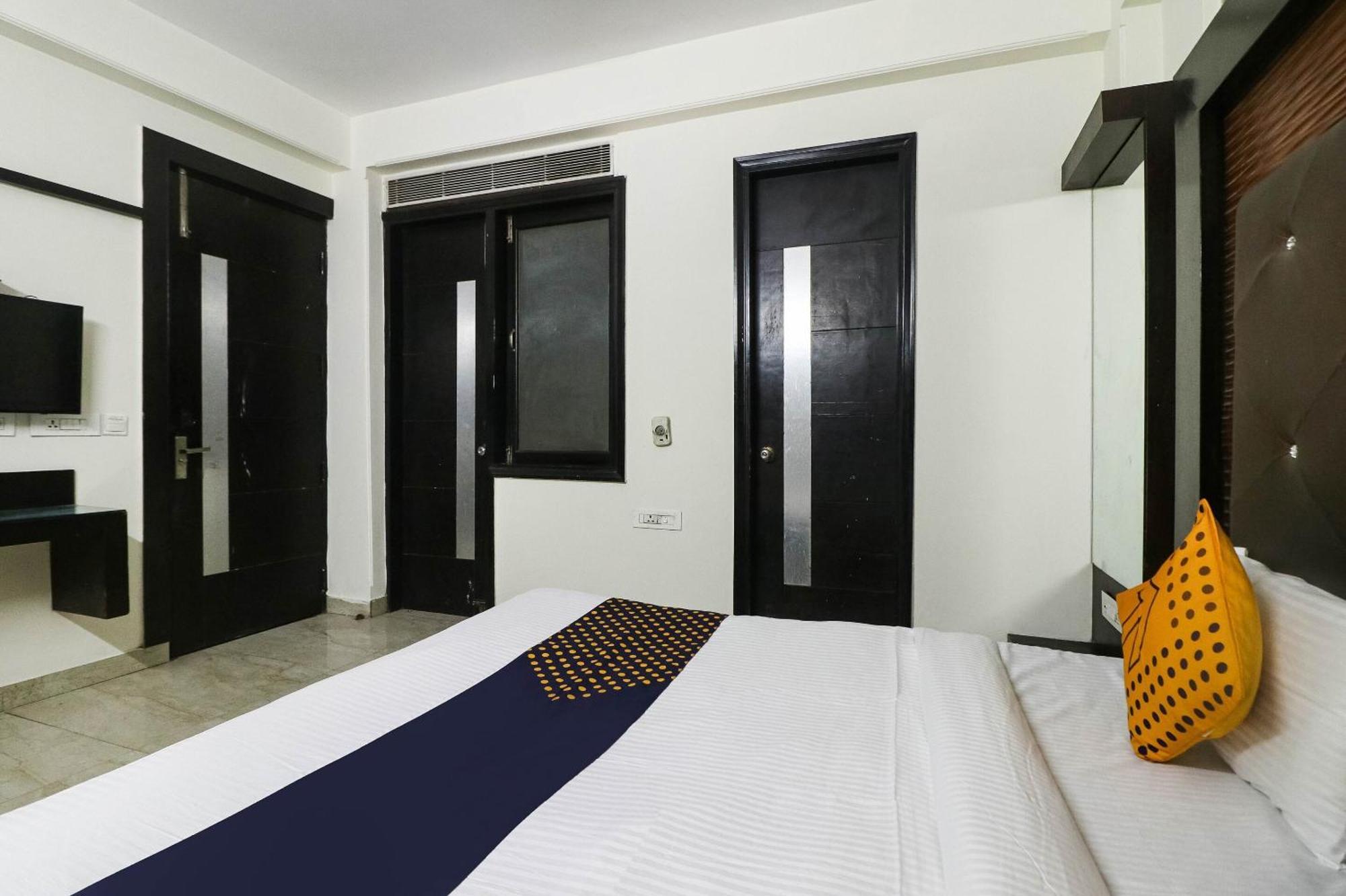 Spot On Hotel Grace Near Star Mall Гургаон Экстерьер фото
