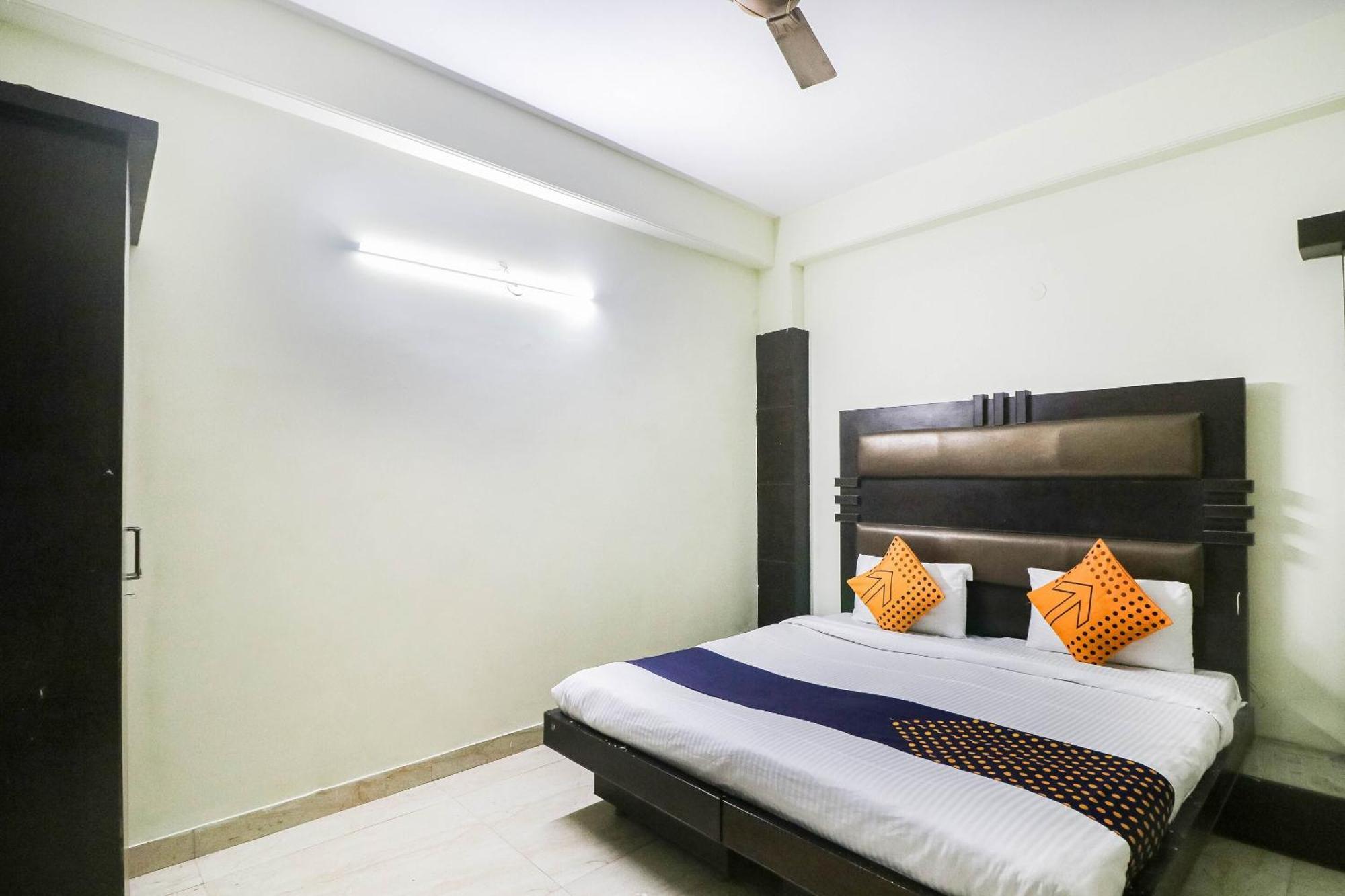 Spot On Hotel Grace Near Star Mall Гургаон Экстерьер фото