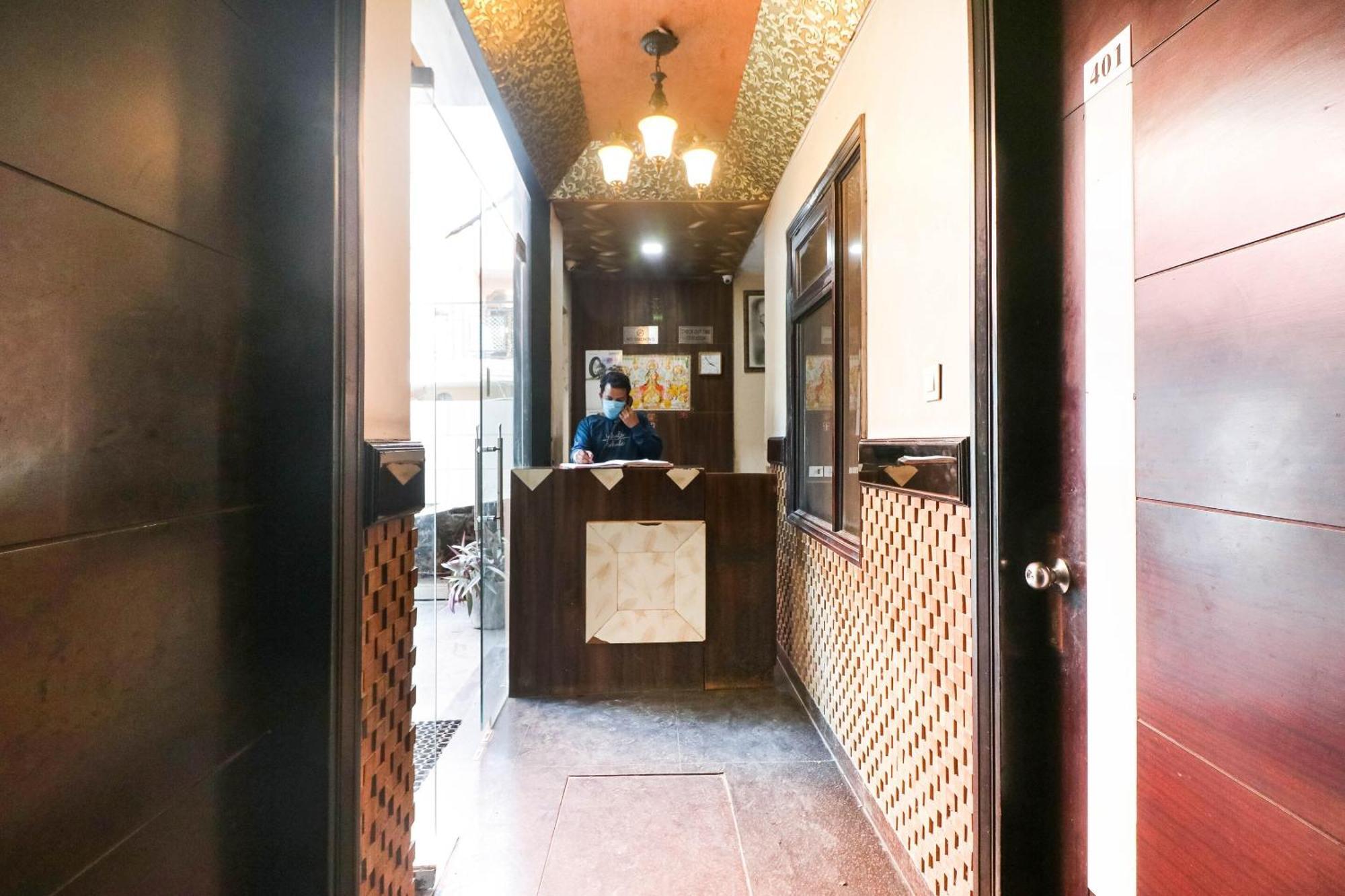 Spot On Hotel Grace Near Star Mall Гургаон Экстерьер фото