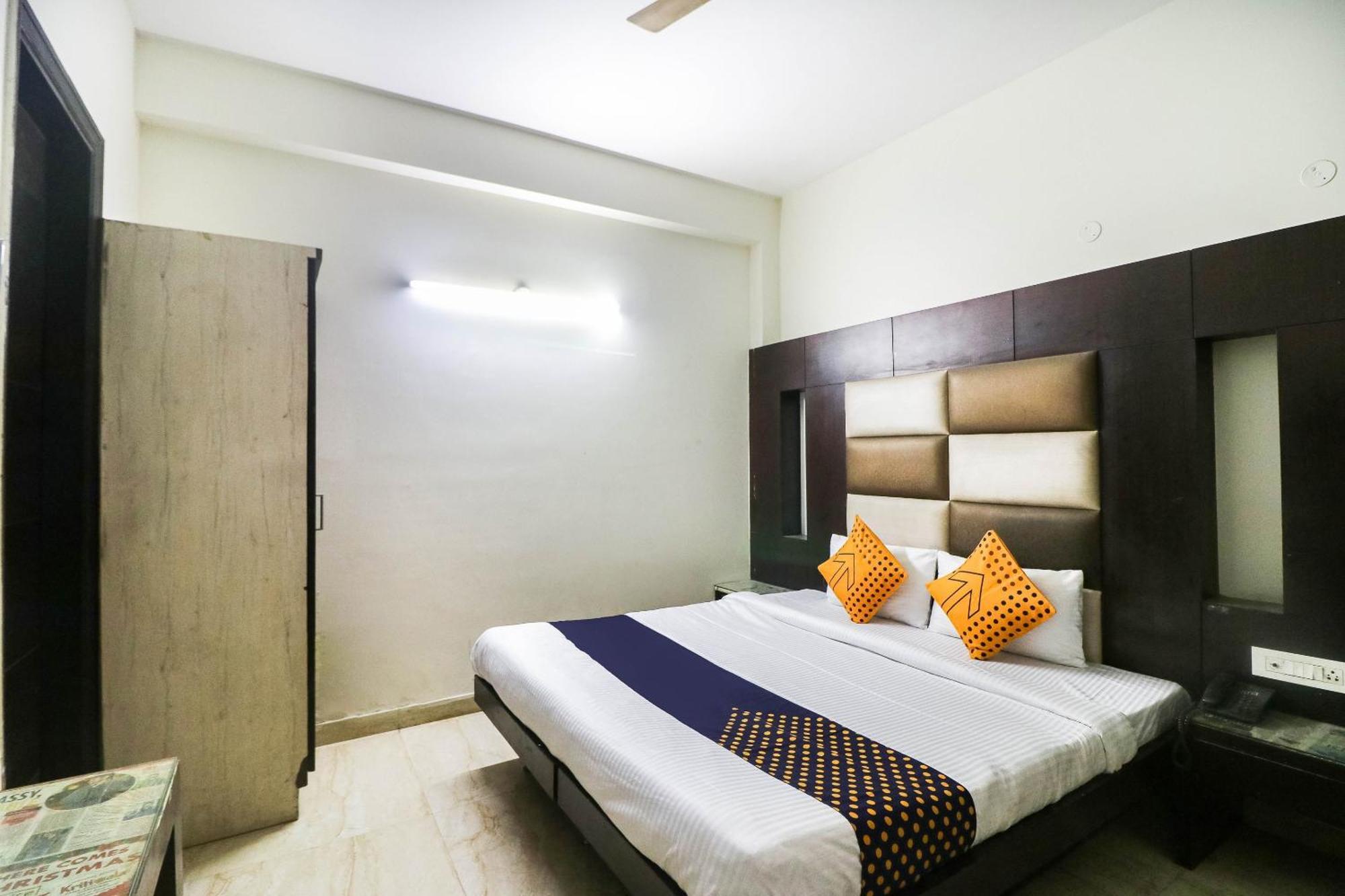 Spot On Hotel Grace Near Star Mall Гургаон Экстерьер фото