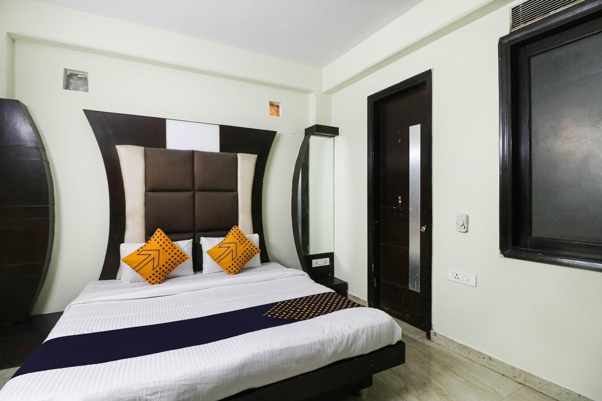 Spot On Hotel Grace Near Star Mall Гургаон Экстерьер фото