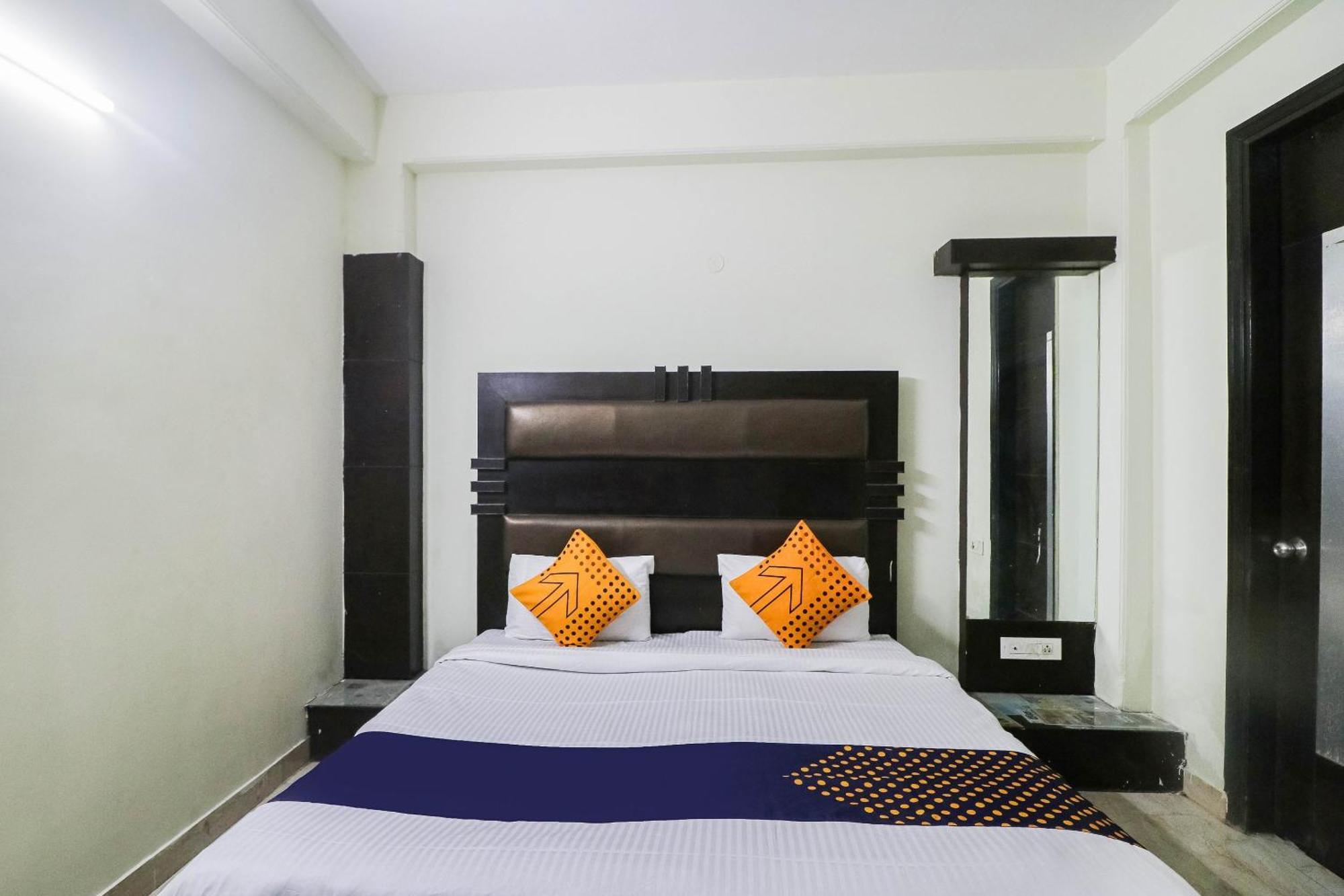 Spot On Hotel Grace Near Star Mall Гургаон Экстерьер фото