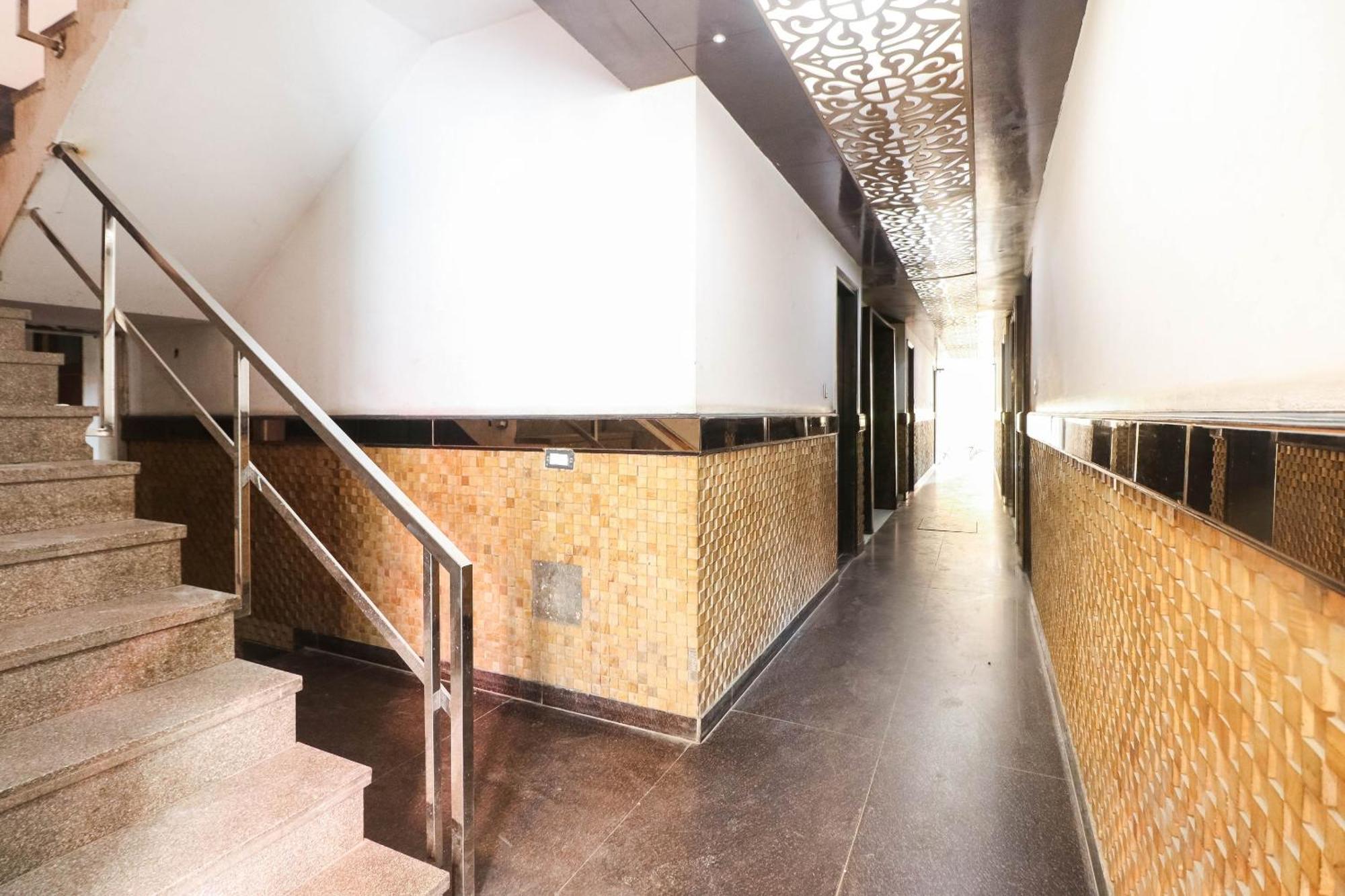 Spot On Hotel Grace Near Star Mall Гургаон Экстерьер фото