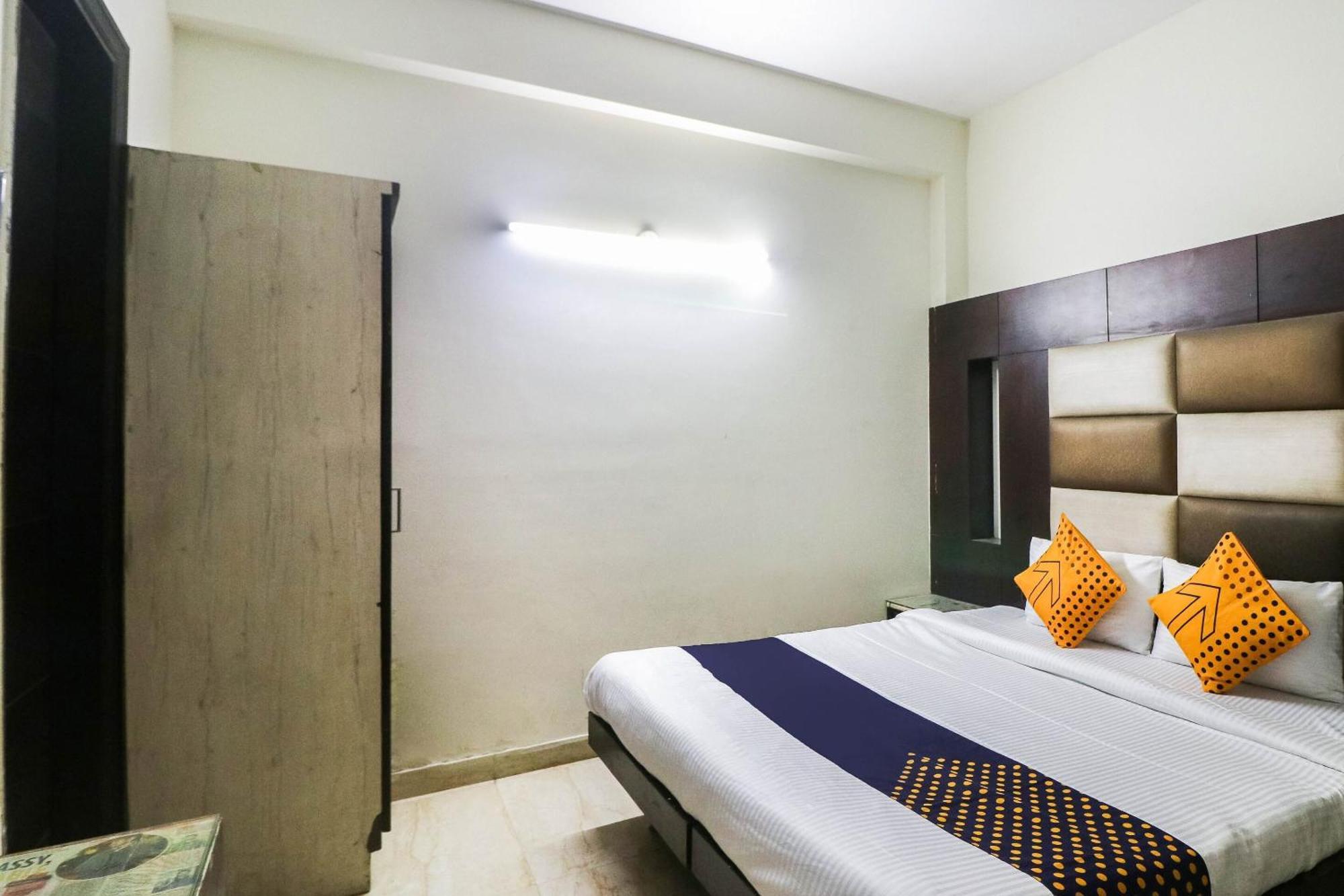 Spot On Hotel Grace Near Star Mall Гургаон Экстерьер фото