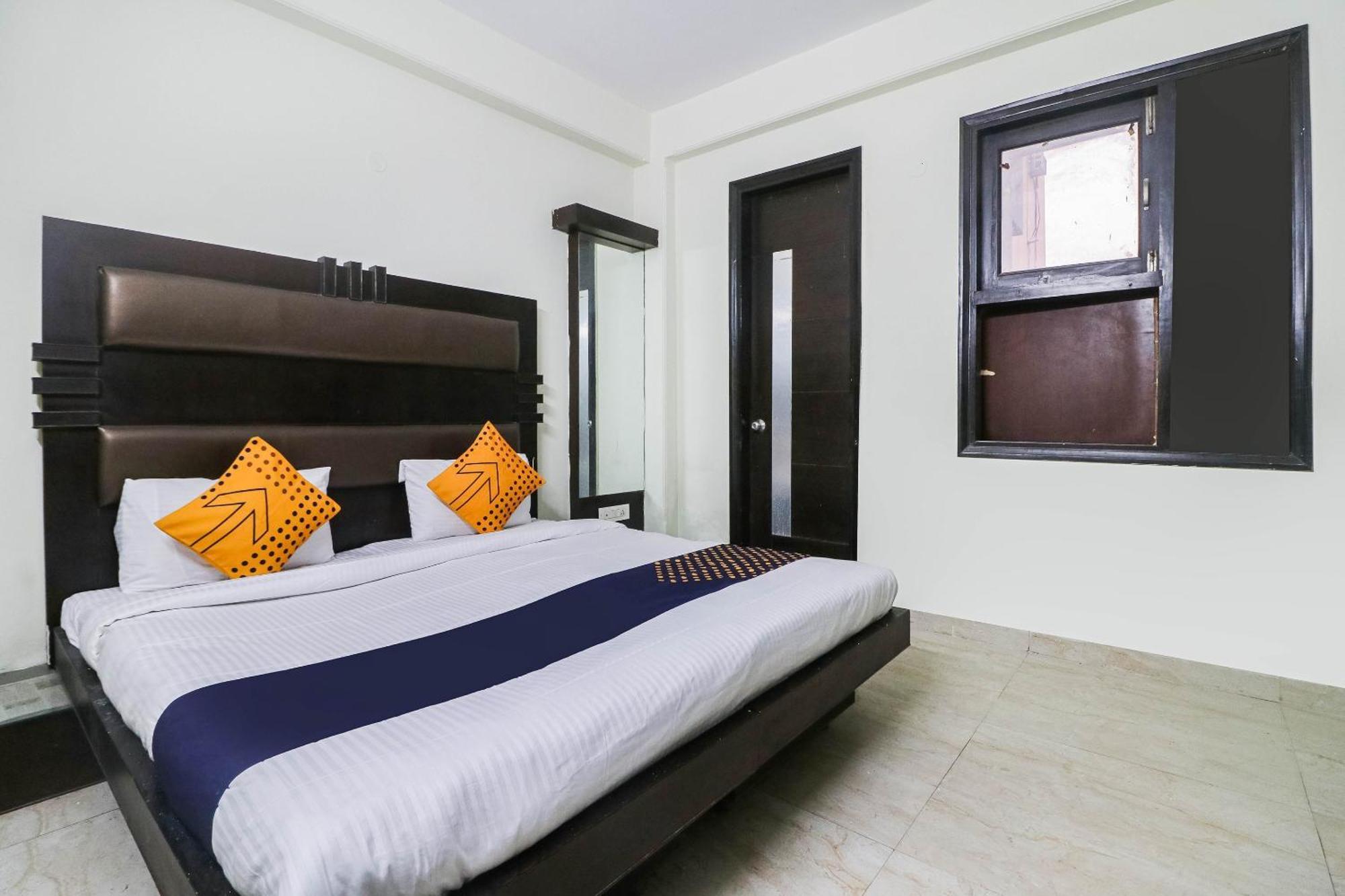 Spot On Hotel Grace Near Star Mall Гургаон Экстерьер фото